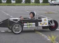 $BAv$j$K<j$4$?$($r46$8$?J?_7(B